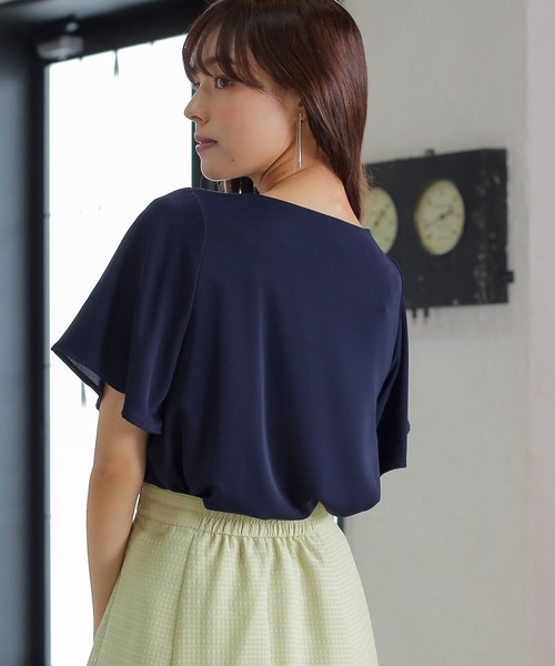 TRUDEA（トルディア）の「アシメトリーVネックバー付半袖ブラウス（シャツ/ブラウス・レディース・ホワイト/ホワイト×ネイビー/ネイビー・MEDIUM/LARGE）」の8枚目の写真