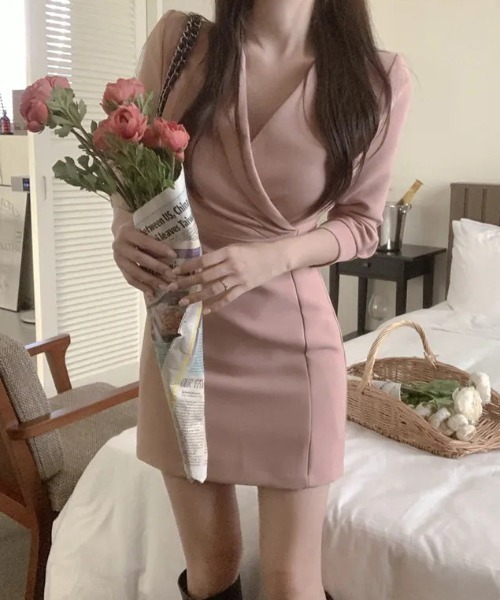 Jasmine Grandiflorum(ジャスミングランディフローラム)の「【Jasmine】 Vネックミニ丈ワンピース(セットアップ・レディース・ブラック/ホワイト/ピンク・FREE)」の2枚目の写真