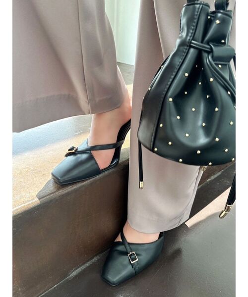 RESEXXY（リゼクシー）の「ベルトポイントデザインミュール（スリッポン・レディース・ブラック/アイボリー・SMALL/MEDIUM/LARGE）」の18枚目の写真