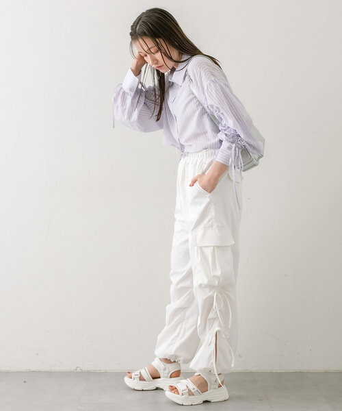 OLIVE des OLIVE（オリーブデオリーブ）の「袖ドロストクロップドシャツ（シャツ/ブラウス・レディース・ラベンダー/サックスブルー/グレー/オフホワイト・FREE）」の10枚目の写真