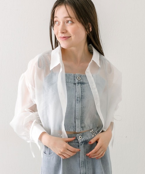 OLIVE des OLIVE（オリーブデオリーブ）の「袖ドロストクロップドシャツ（シャツ/ブラウス・レディース・ラベンダー/サックスブルー/グレー/オフホワイト・FREE）」の2枚目の写真