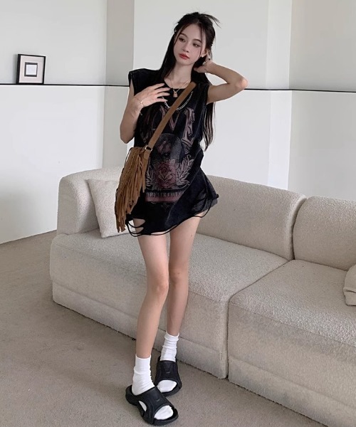 GEMEDA(ジェメダ)の「プリントノースリーブTシャツ(Tシャツ/カットソー・レディース・ブラック/ダークグレー・M)」の7枚目の写真