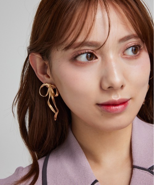 rienda（リエンダ）の「メタリックリボンピアス（ピアス（両耳用）・レディース・ゴールド/シルバー・FREE）」の2枚目の写真