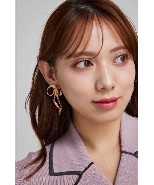 rienda（リエンダ）の「メタリックリボンピアス（ピアス（両耳用）・レディース・ゴールド/シルバー・FREE）」の6枚目の写真