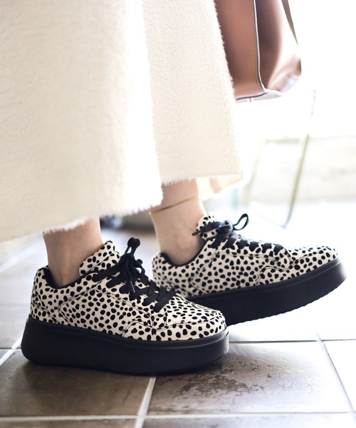 SESTO（セスト）の「軽量厚底レースアップボリュームスニーカー（スニーカー・レディース・シルバー/ブラック/ブラウン系その他/アイボリー・S/M/L/LL/3L）」の4枚目の写真