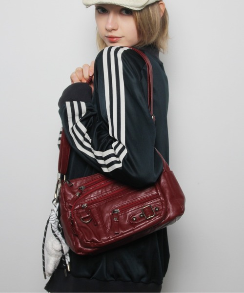 IMARI（イマリ）の「【 IMARI / イマリ 】 アウトポケット ヴィンテージライク ショルダーバッグ（ショルダーバッグ・レディース・ボルドー/ブラック/レッド系その他・FREE）」の2枚目の写真
