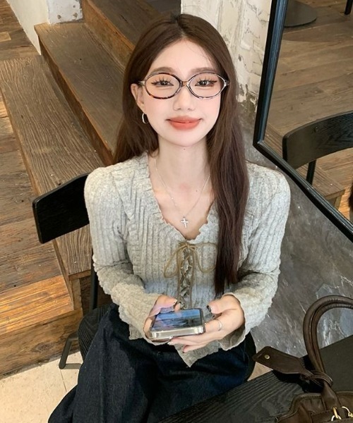 GEMEDA(ジェメダ)の「グランジレースアップニットソー(ニット/セーター・レディース・グレー/ライトパープル・M)」の4枚目の写真