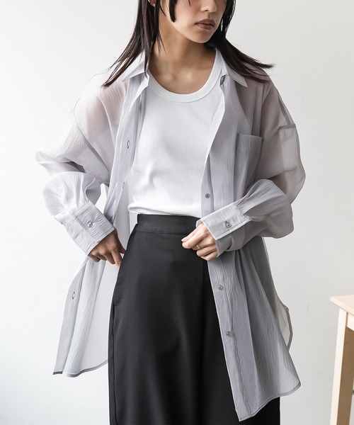 mili an deni（ミリアンデニ）の「ソフトオーガンクレープオーバーシアーシャツ（シャツ/ブラウス・レディース・グレー/オフホワイト/ブラック・M）」の3枚目の写真