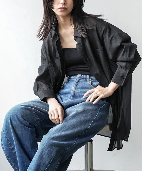 mili an deni（ミリアンデニ）の「ソフトオーガンクレープオーバーシアーシャツ（シャツ/ブラウス・レディース・グレー/オフホワイト/ブラック・M）」の2枚目の写真