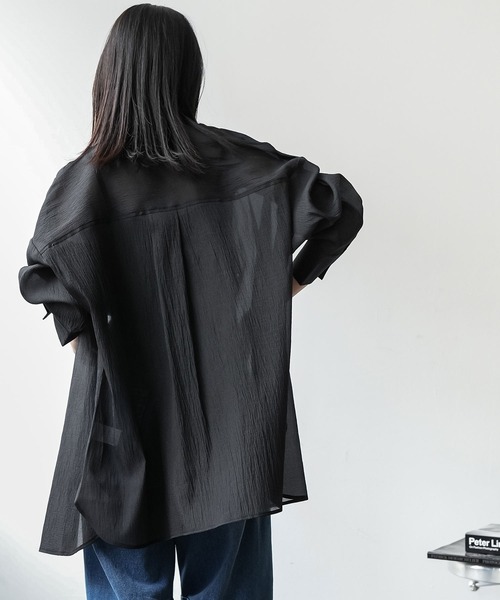 mili an deni（ミリアンデニ）の「ソフトオーガンクレープオーバーシアーシャツ（シャツ/ブラウス・レディース・グレー/オフホワイト/ブラック・M）」の6枚目の写真