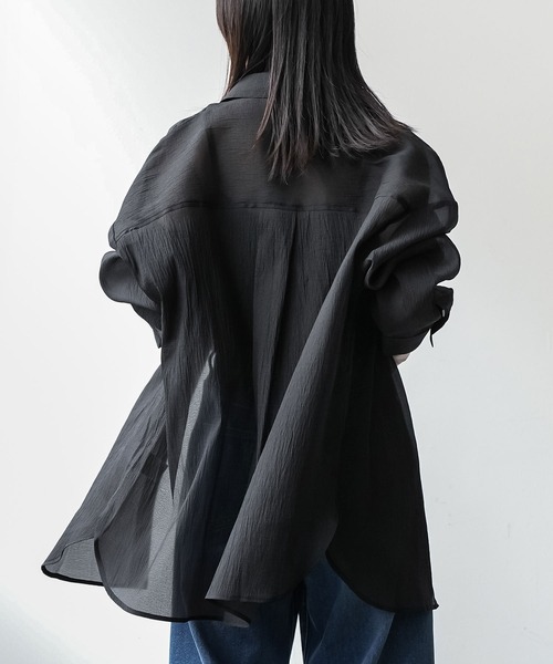 mili an deni（ミリアンデニ）の「ソフトオーガンクレープオーバーシアーシャツ（シャツ/ブラウス・レディース・グレー/オフホワイト/ブラック・M）」の16枚目の写真