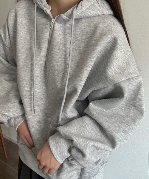 Cham.(チャム)の「ゆるだぼハーフジップパーカー(パーカー・レディース・オフホワイト/グレー/ピンク/オレンジ/ブラック・F)」の6枚目の写真