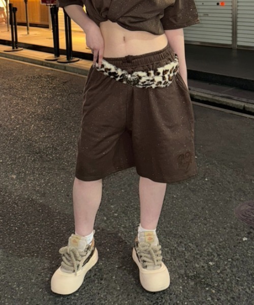 ATMARK（アットマーク）の「《フリーサイズ　/　UNISEX　》ThirdHonestyオリジナルハートダブルロゴ　ラメ総柄ハーフパンツ（その他パンツ・メンズ・ブラウン/ホワイト/ブラック・FREE）」の5枚目の写真