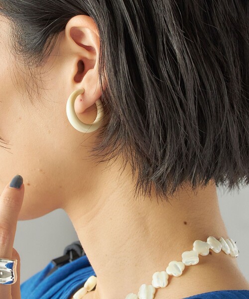 SHIPS（シップス）の「樹脂 フープ イヤリング M（イヤリング・レディース・オリーブ/ナチュラル・ONE SIZE）」の4枚目の写真