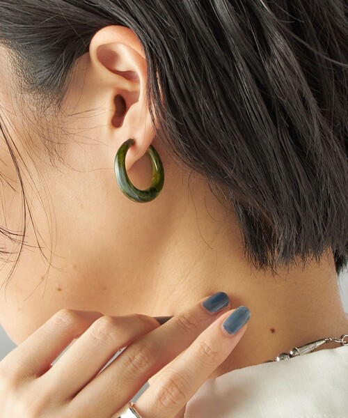 SHIPS（シップス）の「樹脂 フープ イヤリング M（イヤリング・レディース・オリーブ/ナチュラル・ONE SIZE）」の7枚目の写真