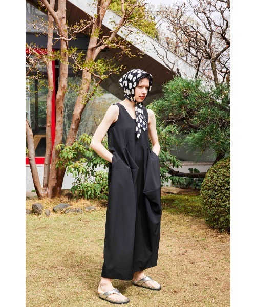 OMMO(オーエムエムオー)の「IRREGULAR PATTERN V NECK OP(ワンピース・レディース・ブラック/ホワイト/レッド・SMALL/MEDIUM)」の7枚目の写真