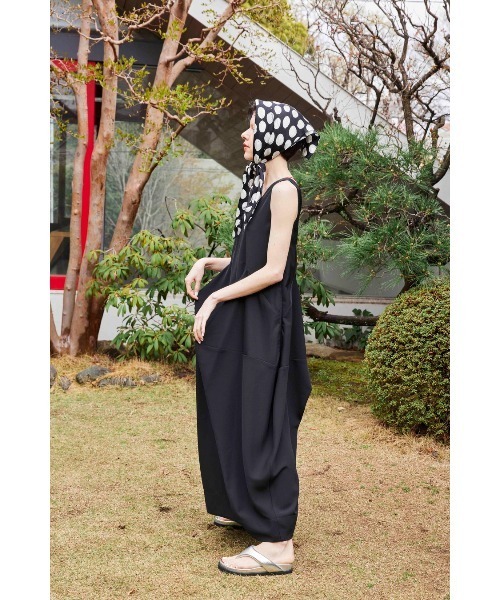 OMMO(オーエムエムオー)の「IRREGULAR PATTERN V NECK OP(ワンピース・レディース・ブラック/ホワイト/レッド・SMALL/MEDIUM)」の12枚目の写真