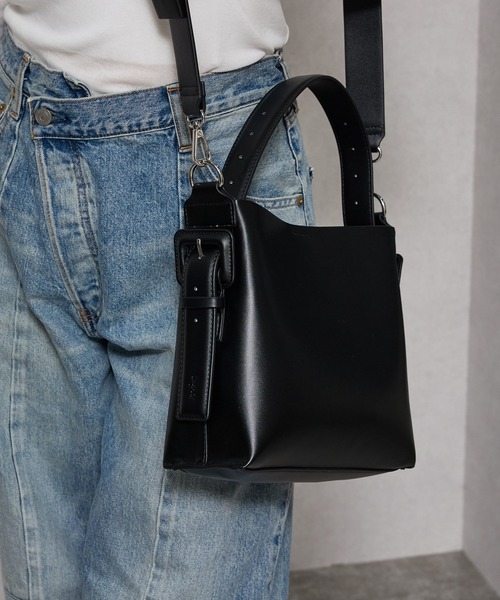 Ungrid(アングリッド)の「【Ungrid/アングリッド】ソフトスムース クルミバックルミドルショルダーバッグ(ショルダーバッグ・レディース・キャメル/アイボリー/ブラック・FREE)」の2枚目の写真