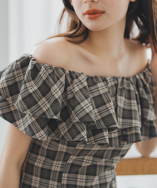 MISCH MASCH（ミッシュマッシュ）の「フリルショルダーチェックブラウス（シャツ/ブラウス・レディース・ベージュ/ピンク・ﾌﾘ-）」の2枚目の写真