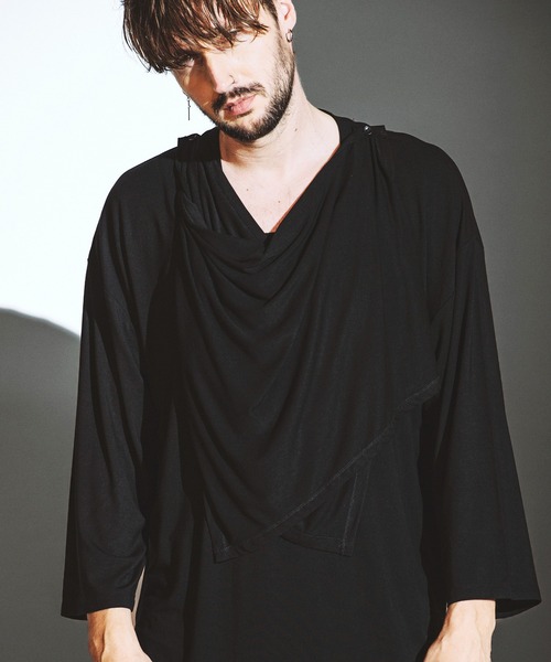 NO ID.（ノーアイディ）の「【NO ID.】Frill Stole Deep V-Neck T-Shirt / フリル ストール ディープ Vネック Tシャツ（Tシャツ/カットソー・メンズ・ブラック/ホワイト/ダークグレー・ONE SIZE）」の2枚目の写真