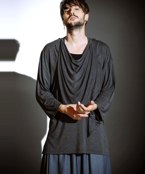 NO ID.（ノーアイディ）の「【NO ID.】Frill Stole Deep V-Neck T-Shirt / フリル ストール ディープ Vネック Tシャツ（Tシャツ/カットソー・メンズ・ブラック/ホワイト/ダークグレー・ONE SIZE）」の15枚目の写真