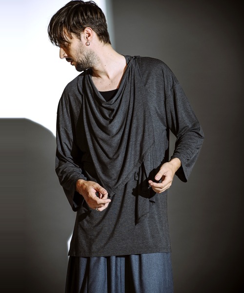 NO ID.（ノーアイディ）の「【NO ID.】Frill Stole Deep V-Neck T-Shirt / フリル ストール ディープ Vネック Tシャツ（Tシャツ/カットソー・メンズ・ブラック/ホワイト/ダークグレー・ONE SIZE）」の16枚目の写真