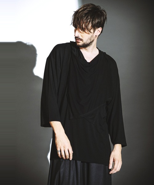 NO ID.（ノーアイディ）の「【NO ID.】Frill Stole Deep V-Neck T-Shirt / フリル ストール ディープ Vネック Tシャツ（Tシャツ/カットソー・メンズ・ブラック/ホワイト/ダークグレー・ONE SIZE）」の4枚目の写真