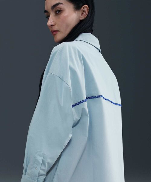 NIKE（ナイキ）の「ナイキ スポーツウェア チル ポプリン ウィメンズ ルーズ ロングスリーブ ボタンアップ トップ / Nike Sportswear Chill Poplin Women's Loose Long-Sleeve Button-Up Top IH3990-440 Light Armory Blue（シャツ/ブラウス・レディース・ライトブルー・L/XL/XS/S/M）」の2枚目の写真