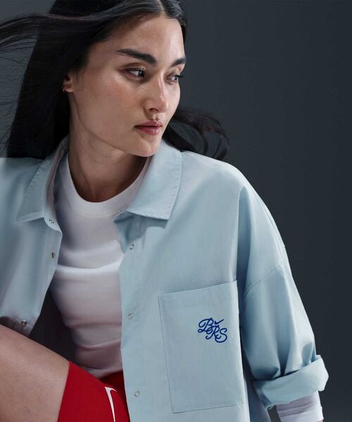 NIKE（ナイキ）の「ナイキ スポーツウェア チル ポプリン ウィメンズ ルーズ ロングスリーブ ボタンアップ トップ / Nike Sportswear Chill Poplin Women's Loose Long-Sleeve Button-Up Top IH3990-440 Light Armory Blue（シャツ/ブラウス・レディース・ライトブルー・L/XL/XS/S/M）」の3枚目の写真