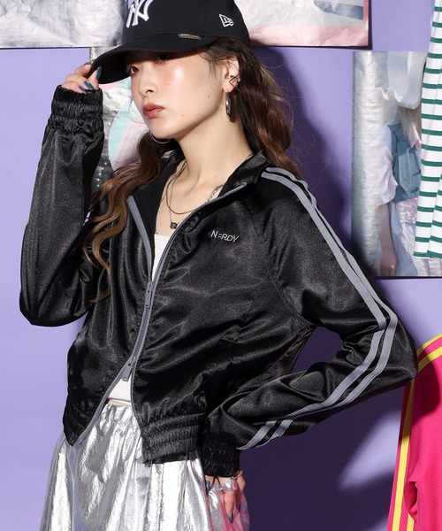 NERDY(ノルディ)の「グロッシークロップドトラックトップ(ジャージ・レディース・レッド/シルバー/ブラック・M/SS/S)」の5枚目の写真