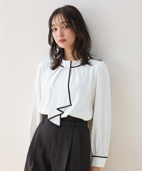 INGNI(イング)の「パールピン付トロミボウタイブラウス(シャツ/ブラウス・レディース・ベージュ系2/サックスブルー系/グレー系6/ホワイト×ブラック・M)」の2枚目の写真