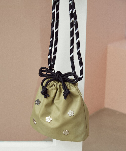 PUBLUX（パブリュクス）の「MARY QUANT × PUBLUX/マリークワント フラワースタッズ ナイロン 巾着バッグ　限定展開（ショルダーバッグ・レディース・ブラック/オリーブ/ベージュ・ONE SIZE）」の3枚目の写真