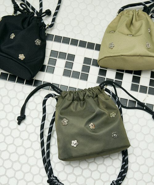 PUBLUX（パブリュクス）の「MARY QUANT × PUBLUX/マリークワント フラワースタッズ ナイロン 巾着バッグ　限定展開（ショルダーバッグ・レディース・ブラック/オリーブ/ベージュ・ONE SIZE）」の4枚目の写真