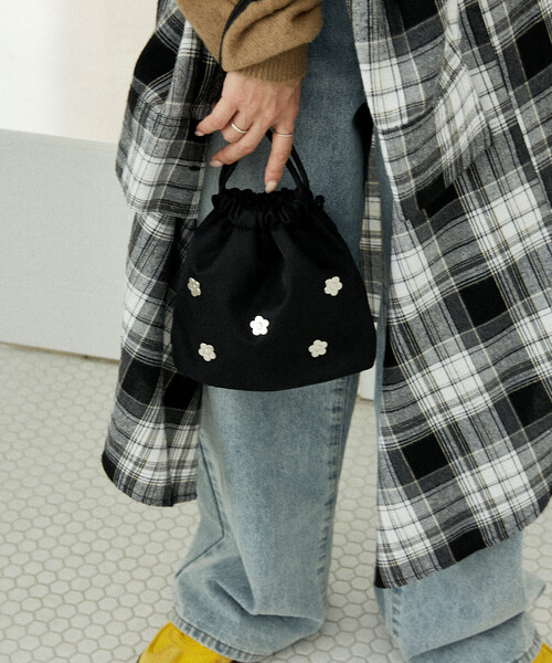 PUBLUX（パブリュクス）の「MARY QUANT × PUBLUX/マリークワント フラワースタッズ ナイロン 巾着バッグ　限定展開（ショルダーバッグ・レディース・ブラック/オリーブ/ベージュ・ONE SIZE）」の6枚目の写真