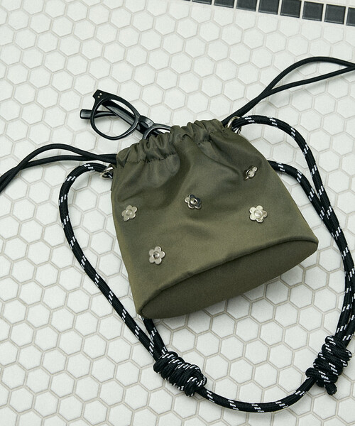 PUBLUX（パブリュクス）の「MARY QUANT × PUBLUX/マリークワント フラワースタッズ ナイロン 巾着バッグ　限定展開（ショルダーバッグ・レディース・ブラック/オリーブ/ベージュ・ONE SIZE）」の8枚目の写真