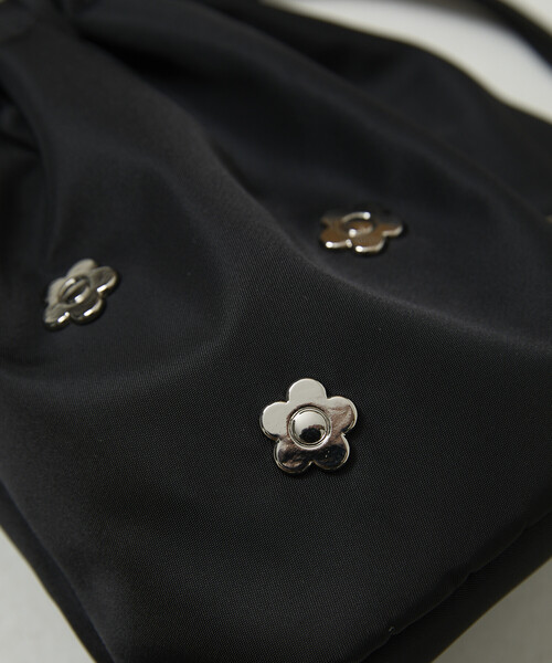 PUBLUX（パブリュクス）の「MARY QUANT × PUBLUX/マリークワント フラワースタッズ ナイロン 巾着バッグ　限定展開（ショルダーバッグ・レディース・ブラック/オリーブ/ベージュ・ONE SIZE）」の12枚目の写真