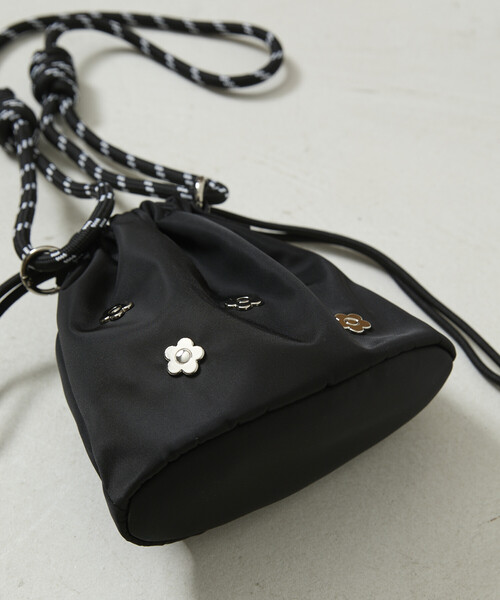 PUBLUX（パブリュクス）の「MARY QUANT × PUBLUX/マリークワント フラワースタッズ ナイロン 巾着バッグ　限定展開（ショルダーバッグ・レディース・ブラック/オリーブ/ベージュ・ONE SIZE）」の13枚目の写真