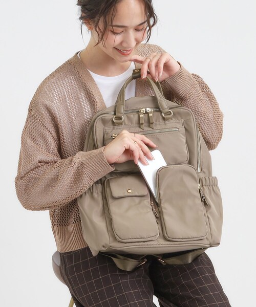 SHOO・LA・RUE(シューラルー)の「【撥水】立体ポケットリュック(バックパック/リュック・レディース・ダークグレー/ダークブラウン/ブラック・00)」の1枚目の写真