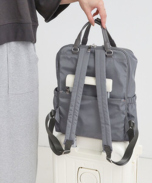 SHOO・LA・RUE(シューラルー)の「【撥水】立体ポケットリュック(バックパック/リュック・レディース・ダークグレー/ダークブラウン/ブラック・00)」の4枚目の写真