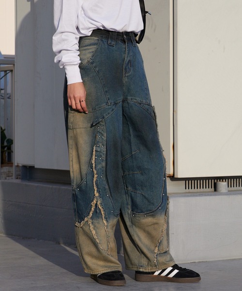 Chick(チック)の「Panel design Studded Baggy Pants / 切り替えデザイン スタッズ付きバギーパンツ(デニムパンツ・レディース・ブラック/ブルー・FREE)」の1枚目の写真