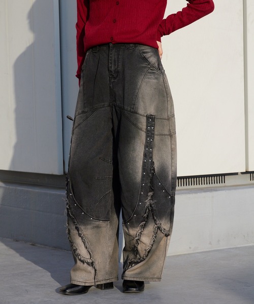 Chick(チック)の「Panel design Studded Baggy Pants / 切り替えデザイン スタッズ付きバギーパンツ(デニムパンツ・レディース・ブラック/ブルー・FREE)」の2枚目の写真