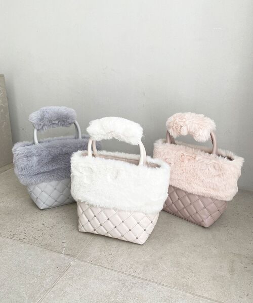 MAJESTIC LEGON（マジェスティックレゴン）の「キルティングビジューファーバッグ（ショルダーバッグ・レディース・アイボリー/ピンク/ライトグレー・FREE）」の2枚目の写真