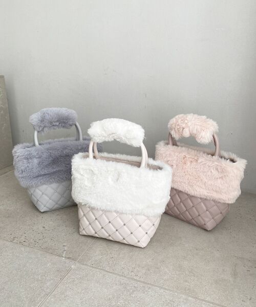 MAJESTIC LEGON（マジェスティックレゴン）の「キルティングビジューファーバッグ（ショルダーバッグ・レディース・アイボリー/ピンク/ライトグレー・FREE）」の4枚目の写真