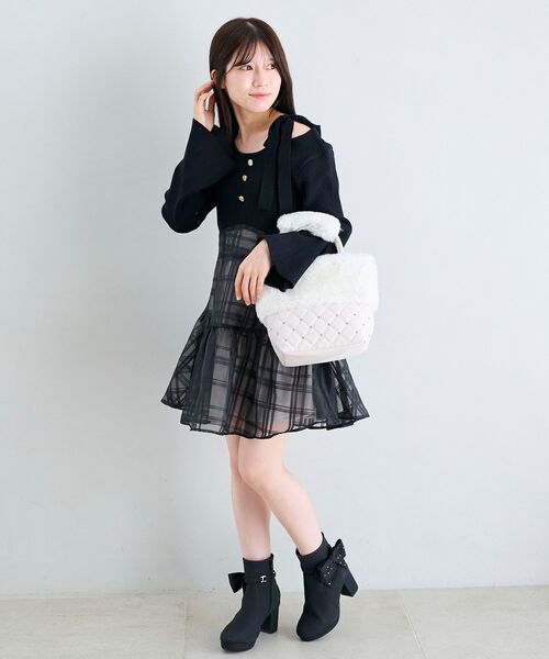 MAJESTIC LEGON（マジェスティックレゴン）の「キルティングビジューファーバッグ（ショルダーバッグ・レディース・アイボリー/ピンク/ライトグレー・FREE）」の5枚目の写真