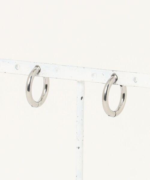 ANARKH(アナンケ)の「【RES】【ANARKH(アナンケ)】ステンレス 2way ダイスチャームフープピアス(ピアス(両耳用)・メンズ・シルバー・FREE)」の2枚目の写真
