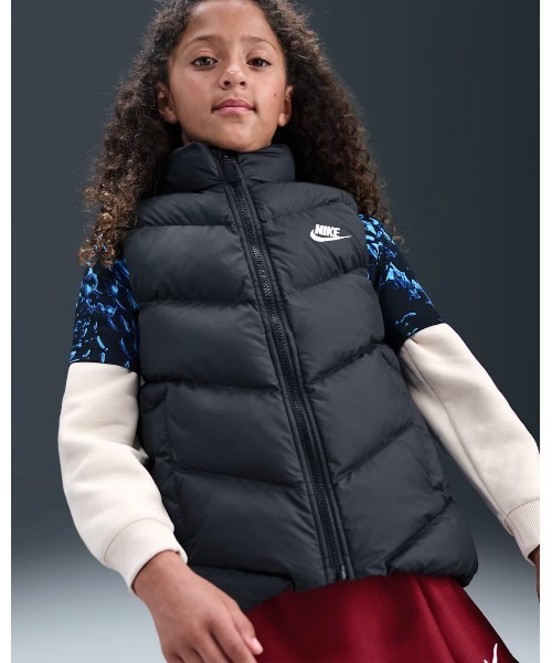 NIKE(ナイキ)の「《NIKEアパレル》K NSW TF ADP PUFFER VEST(ベスト・キッズ・レッド系その他/ブラック・130/140/150/160)」の17枚目の写真