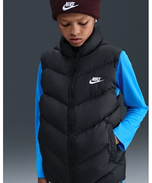 NIKE(ナイキ)の「《NIKEアパレル》K NSW TF ADP PUFFER VEST(ベスト・キッズ・レッド系その他/ブラック・130/140/150/160)」の16枚目の写真