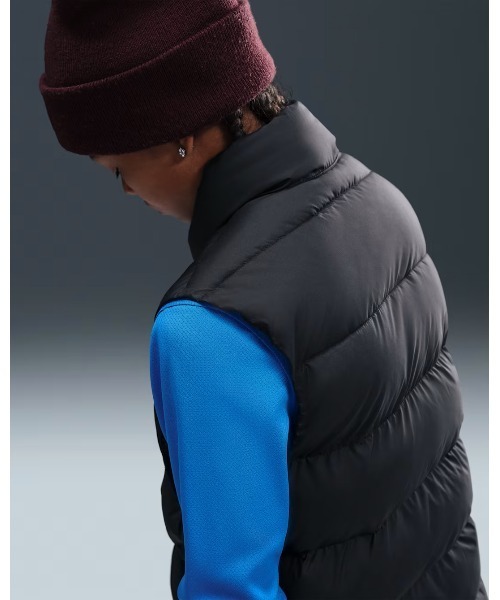 NIKE(ナイキ)の「《NIKEアパレル》K NSW TF ADP PUFFER VEST(ベスト・キッズ・レッド系その他/ブラック・130/140/150/160)」の14枚目の写真