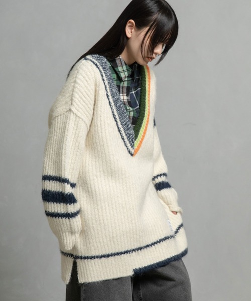 MARECHAL TERRE（マルシャルテル）の「Vネックオーバーサイズニット（ニット/セーター・レディース・レッド/ブラック/アイボリー/ネイビー・MEDIUM）」の2枚目の写真