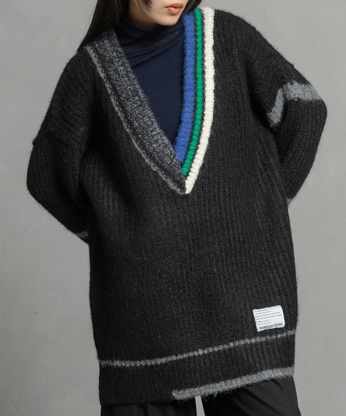 MARECHAL TERRE（マルシャルテル）の「Vネックオーバーサイズニット（ニット/セーター・レディース・レッド/ブラック/アイボリー/ネイビー・MEDIUM）」の3枚目の写真